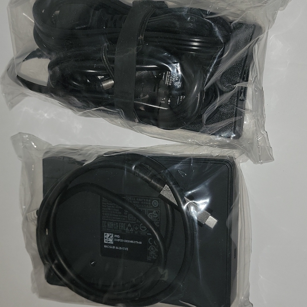 𝅺DELL 15WD Monitor Dock 4K +130 W adapter  NIB